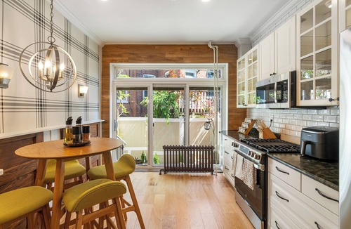 Bloomingdale House | 2x King Beds, 1x Trundle Bed, Fireplace, Private Backyard, Washer/Dryer