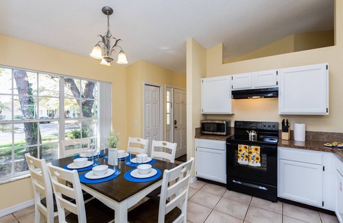 Sunridge Woods House | 3 Bedroom 2 Bathroom Vacation home minutes away from the Parks