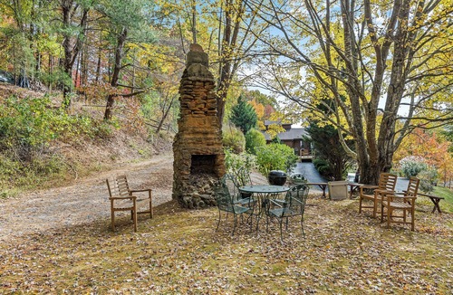Clyde House | 3-bedroom/3-bath house next to Blue Ridge Parkway with unbeatable Mountain View