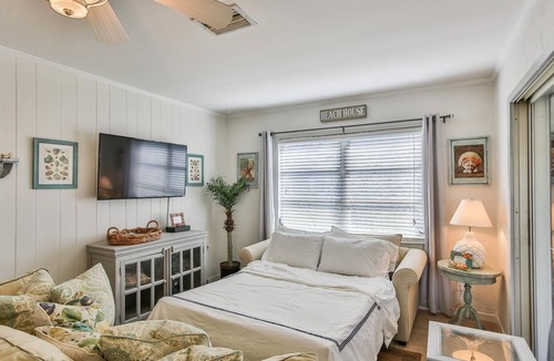 Laurel House | 3 bedroom Cottage-Walk to the beach