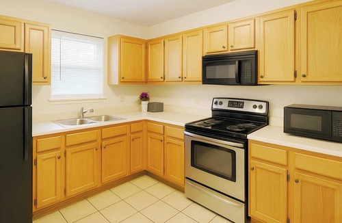 Chesapeake House | 3-bedroom house in Chesapeake with workspace, ready-to-cook kitchen, and yard