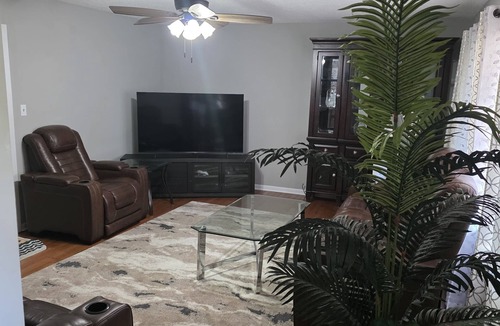 Westover House | 3-bedroom house in tranquil Fayetteville with AC for relaxing stays two