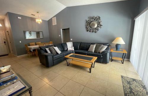 Clear Creek House | 3 Bedroom Villa with Poolside Cinema and Games Room Close to theme Parks sleeps 6