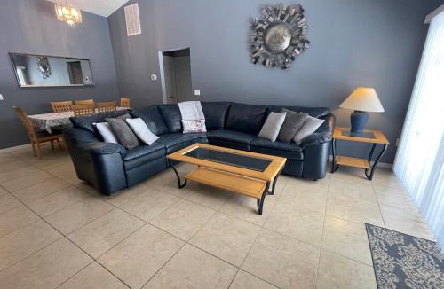 Clear Creek House | 3 Bedroom Villa with Poolside Cinema and Games Room Close to theme Parks sleeps 6