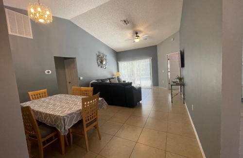 Clear Creek House | 3 Bedroom Villa with Poolside Cinema and Games Room Close to theme Parks sleeps 6