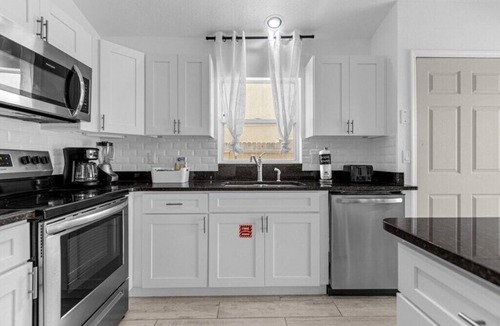 Lindfields House | 3 Bedrooms/2 Bathrooms/Lindfields (3026 BC)