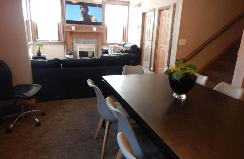 East Allegheny Apartment | 3 Beds, homey, spacious, stadiums, free parking, parks
