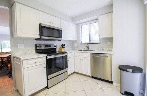 The Meadows House | 3 BR Two-Story Townhome in The Meadows - The Heatherwood Haven