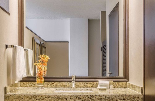 Downtown Miami Hotel | 3 Connecting Suites at a 4⭐️ Hotel