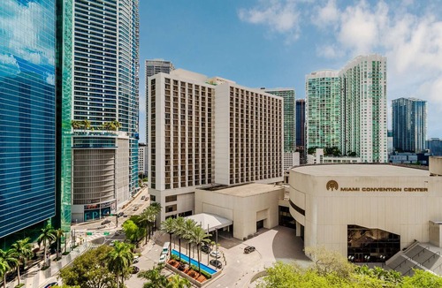Downtown Miami Hotel | 3 Connecting Suites at a 4⭐️ Hotel