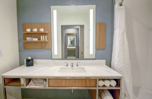 Wesley Chapel Hotel | 3 Convenient Rooms for Families! Free Breakfast and Parking, Outdoor Pool!