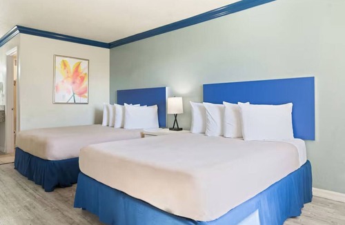 Florida Center Hotel | 3 Convenient Rooms w/2 Queens & Free Parking - Free Breakfast Included