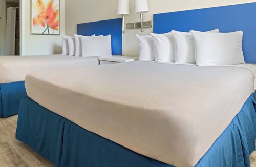 Florida Center Hotel | 3 Convenient Rooms w/2 Queens & Free Parking - Free Breakfast Included