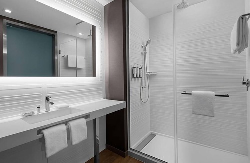 Clearwater Beach Hotel | 3 Elegant Rooms Perfect for Relaxation with Rooftop Pool and Poolside Lounger