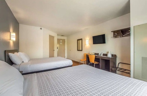 Knoxville Hotel | 3 Family-Friendly Units | Pets Allowed | Close to Knoxville Zoo - 6.1 mi
