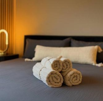 East Allegheny Apartment | 3 KING Beds Free parking Central Place