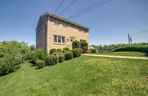 Pittsburgh House | 3 Mi to Downtown: Pittsburgh Home w/Balcony!