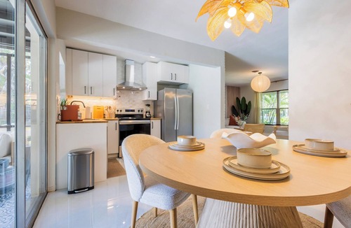 Poinciana Park Villa | 3-Min to beach! King bed I BBQ I Firepit & Pool
