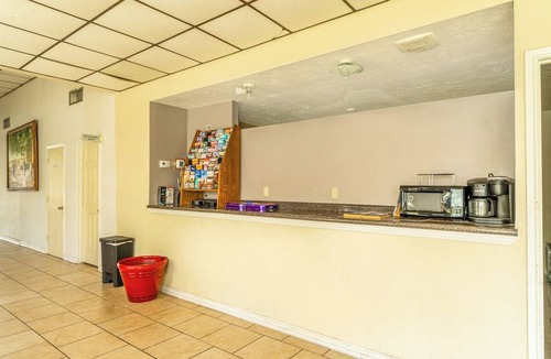 Livingston Hotel | 3 Practical and Clean Rooms w/2 Full Beds Travel-Friendly Amenities for Guest