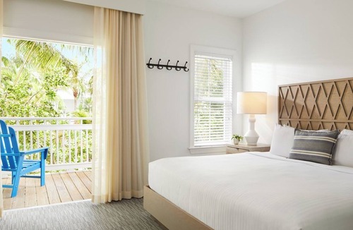 Key West Hotel | 3BR Family-Friendly Unit in Key West, Onsite Parking, Poolside Bar!