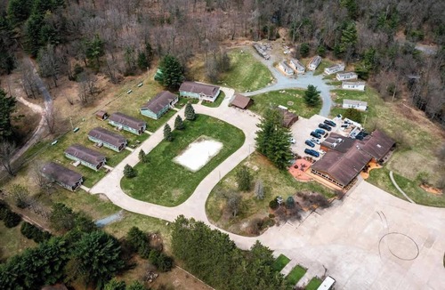 Neillsville Cabin | 3BR Getaway at Riviera Resort