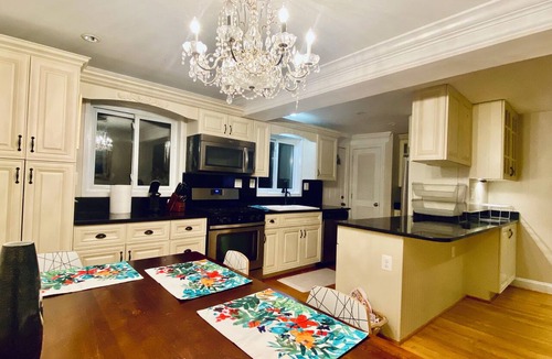 Fairfax House | 3BR Near GMU, Fairfax Hospital & DC