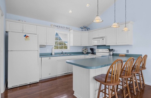 Emerald Isle House | 3rd Row Oceanview Duplex,beach and community pool access, in Spinnaker's Reach