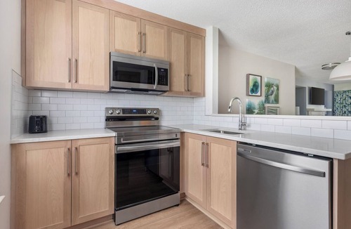 Berkeley Condo | 4 BDRM SLEEPS 12 HUGE UNIT, LOADED WITH AMENITIES INDOOR/OUTDOOR POOLS, LOCATION