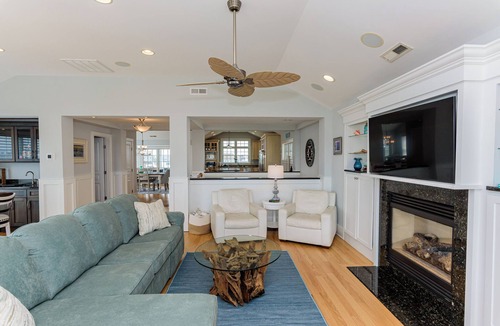 Selbyville House | 4 Bed, 4.5 bath Home in Verandah Bay Community! Close to Fenwick Island & Ocean City Beaches, Community Pool, Elevator, Free Wifi!
