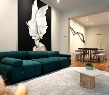 East Allegheny Apartment | 4 BEDS Private Patio Central Modern Stay