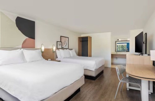 Hilton Head Island Hotel | 4 Bright Modern Getaway Units: Steps to Sand | Outdoor Pool & Gym | Near Golf