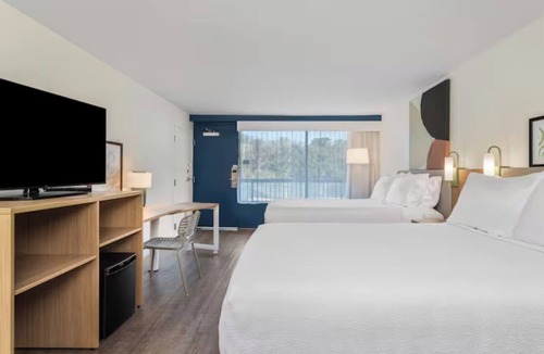 Hilton Head Island Hotel | 4 Bright Modern Getaway Units: Steps to Sand | Outdoor Pool & Gym | Near Golf