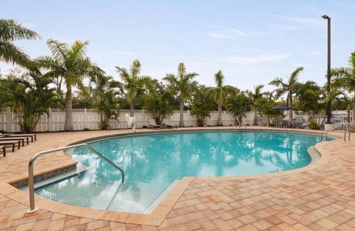 Sarasota Hotel | 4 Charming Rooms w/Free Breakfast & Pool – Close to Siesta Beach