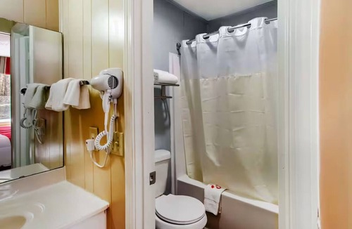 Ridgeland Hotel | 4 Clean King Bed Room Near Local Dining + Attractions in Ridgeland