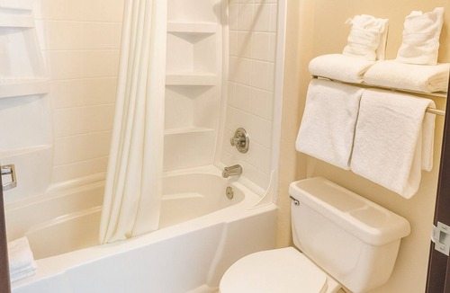 Window Rock Hotel | 4 Comfortable Units with Free Breakfast & Free Parking! W/Indoor Pool & Hot Tub