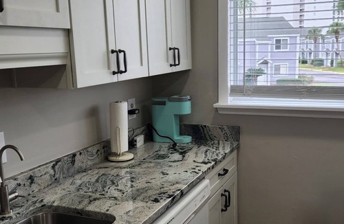 Destin House | 4 Min Walk to Beach and Lakefront Patio! Patio + Community Pool!