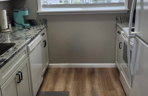 Destin House | 4 Min Walk to Beach and Lakefront Patio! Patio + Community Pool!