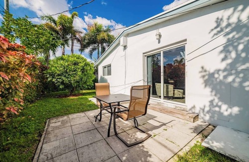 Poinsettia Heights Apartment | #4 ❤️ Sunny, Newly Furnished 1BR apt
