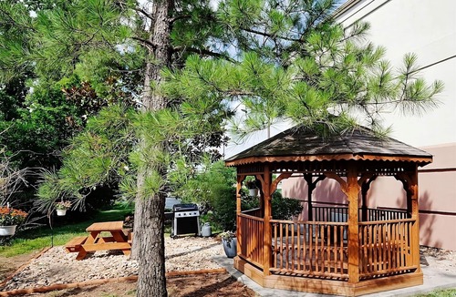 Ashley Oaks Hotel | 4 Units Close to West Town Mall! Private Kitchen, FREE Parking, Pets Allowed!