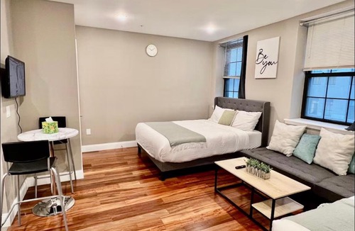 Logan Square Apartment | 406 Luxury KING BED in central city of Philad