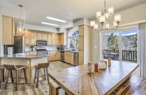 Rainbow Valley House | 4BD Modern Mountain Home, Breathtaking Views, Solace, Nature, Wifi, Hot Tub!