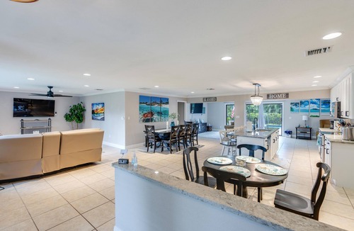 McGregor House | 4br 3ba Home, heated pool near Beaches & Downtown