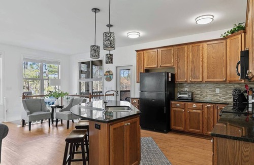 Woodland Shores House | 4BR/4.5BA, Screened Porch, Deck, Game Room & More!
