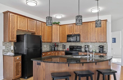 Woodland Shores House | 4BR/4.5BA, Screened Porch, Deck, Game Room & More!