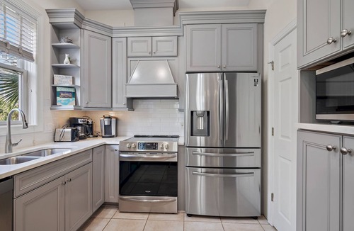 Holiday Isle House | 4BR Beach House with Kayaks, Paddle Boards + 3 Resort Pools | Happy Days