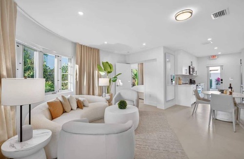 North Beach House | 4BR Miami Beach Pool Villa 1 Block to Beach