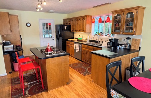 Henrico House | 5 Bdr/4 Bath on quiet inlet with huge screened in porch