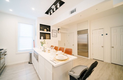 Washington House | 5 BR/4.5BA Luxury Getaway near Metro with Driveway and Private Backyard