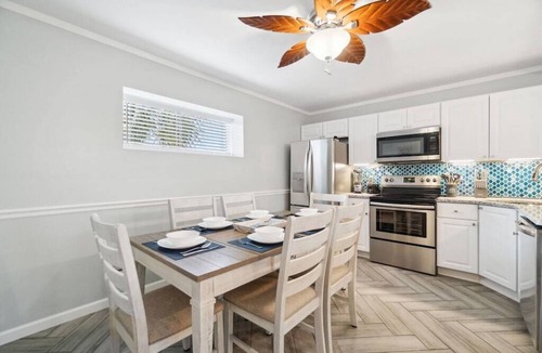 Holiday Beach House | 5 min walk to Beach~Sleeps 12~Arcade Games~4 Bdrm