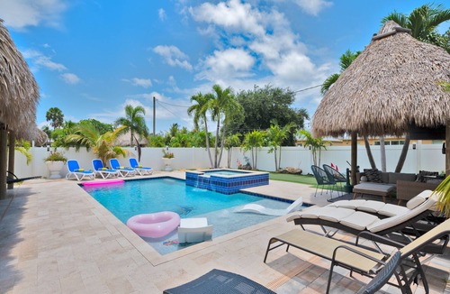 Boynton Beach House | 5 Mins to beach; 5BD, 4.5BA, Heated pool, Jacuzzi, Mini Golf, Tiki Huts.